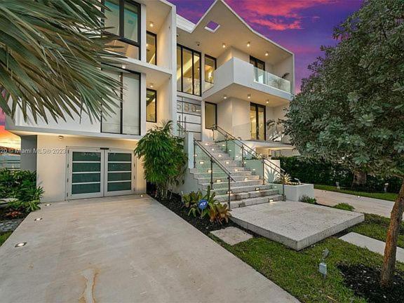 Bayfront Bliss Relax In Style With Pool And Bay Views Villa
