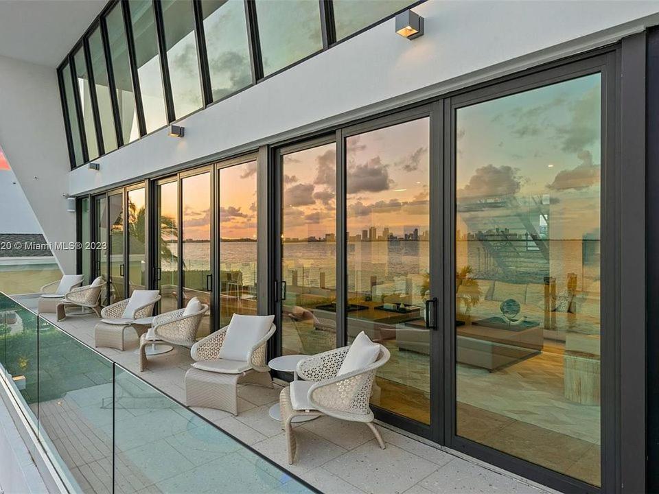 Bayfront Bliss Relax In Style With Pool And Bay Views Villa *