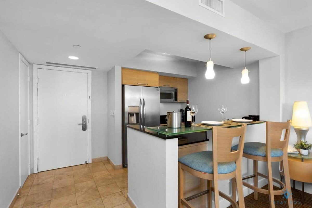 Beachfront Pool Ocean View Balcony Apartment *