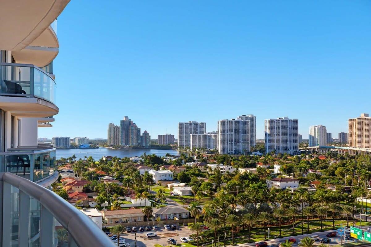 Beachfront Pool Ocean View Balcony Apartment *