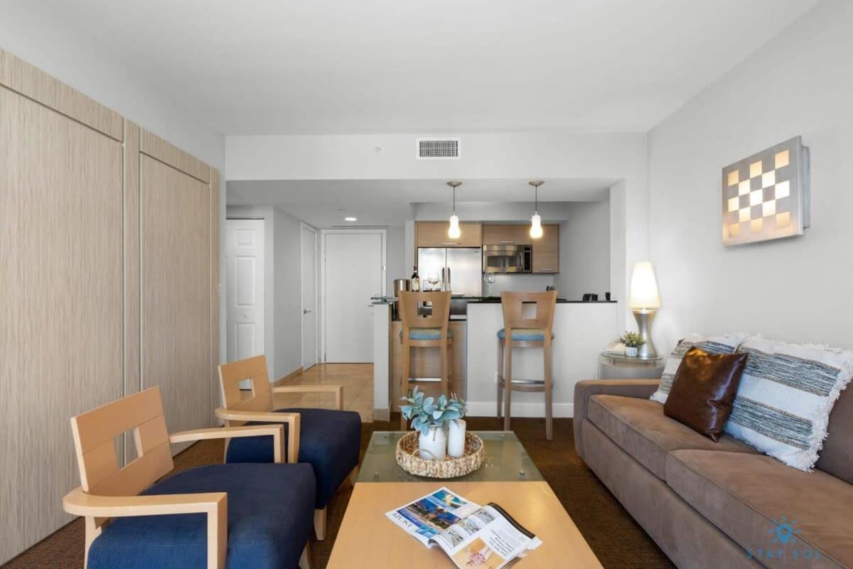 Beachfront Pool Ocean View Balcony Apartment *