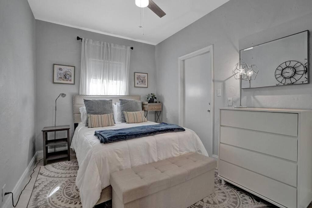 Villa Stunning 2bd 1ba Dream House In Surfside *