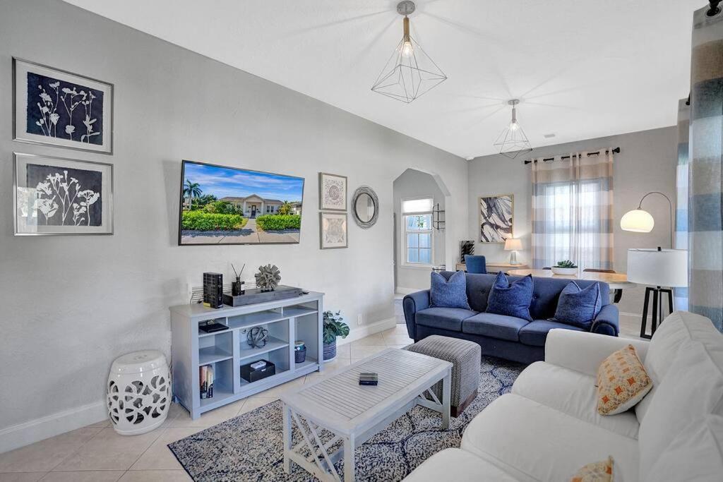 Stunning 2bd 1ba Dream House In Surfside