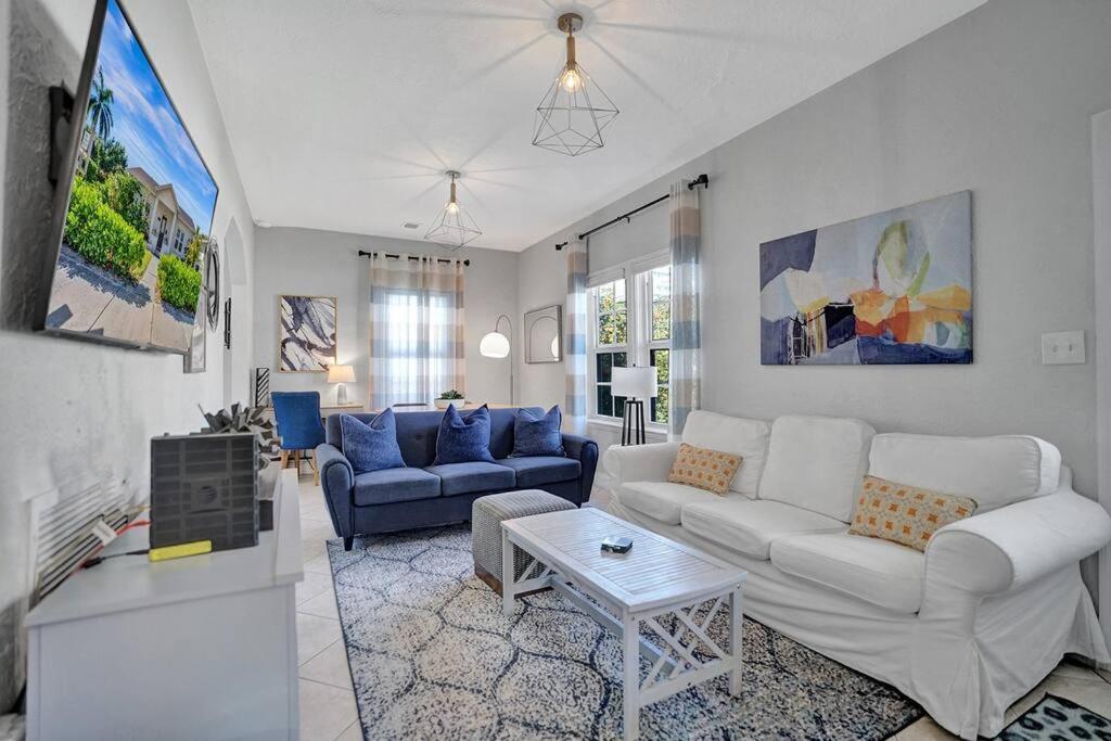 Stunning 2bd 1ba Dream House In Surfside *