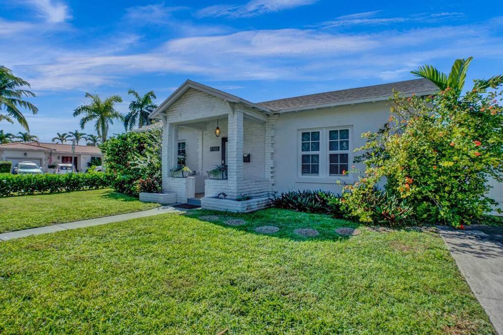 Stunning 2bd 1ba Dream House In Surfside *