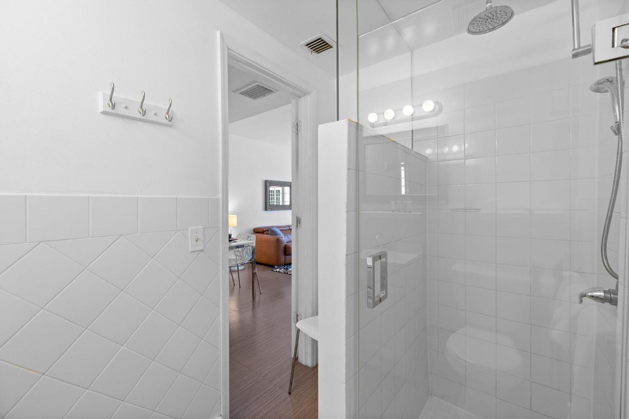 Apartment 1 Bedroom - Ocean Drive & 6th Street.