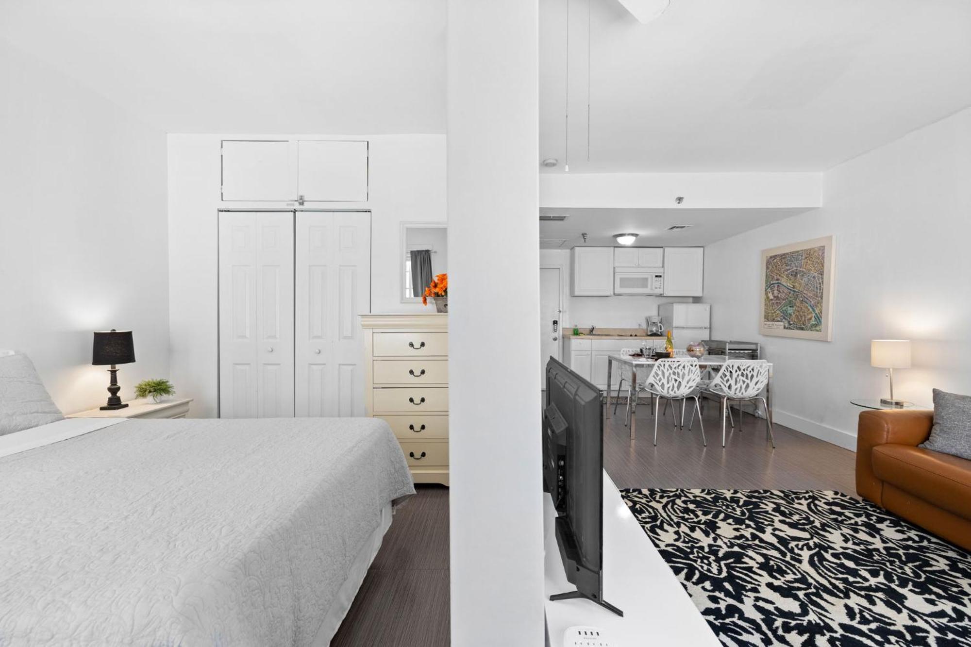 Apartment 1 Bedroom - Ocean Drive & 6th Street.