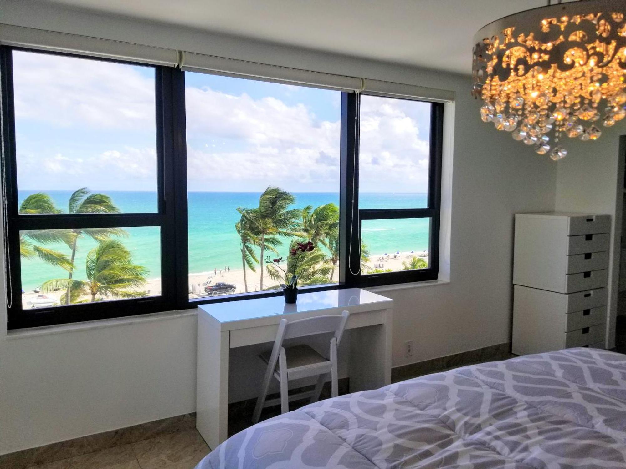 Deluxe - Hora * Miami Beach
