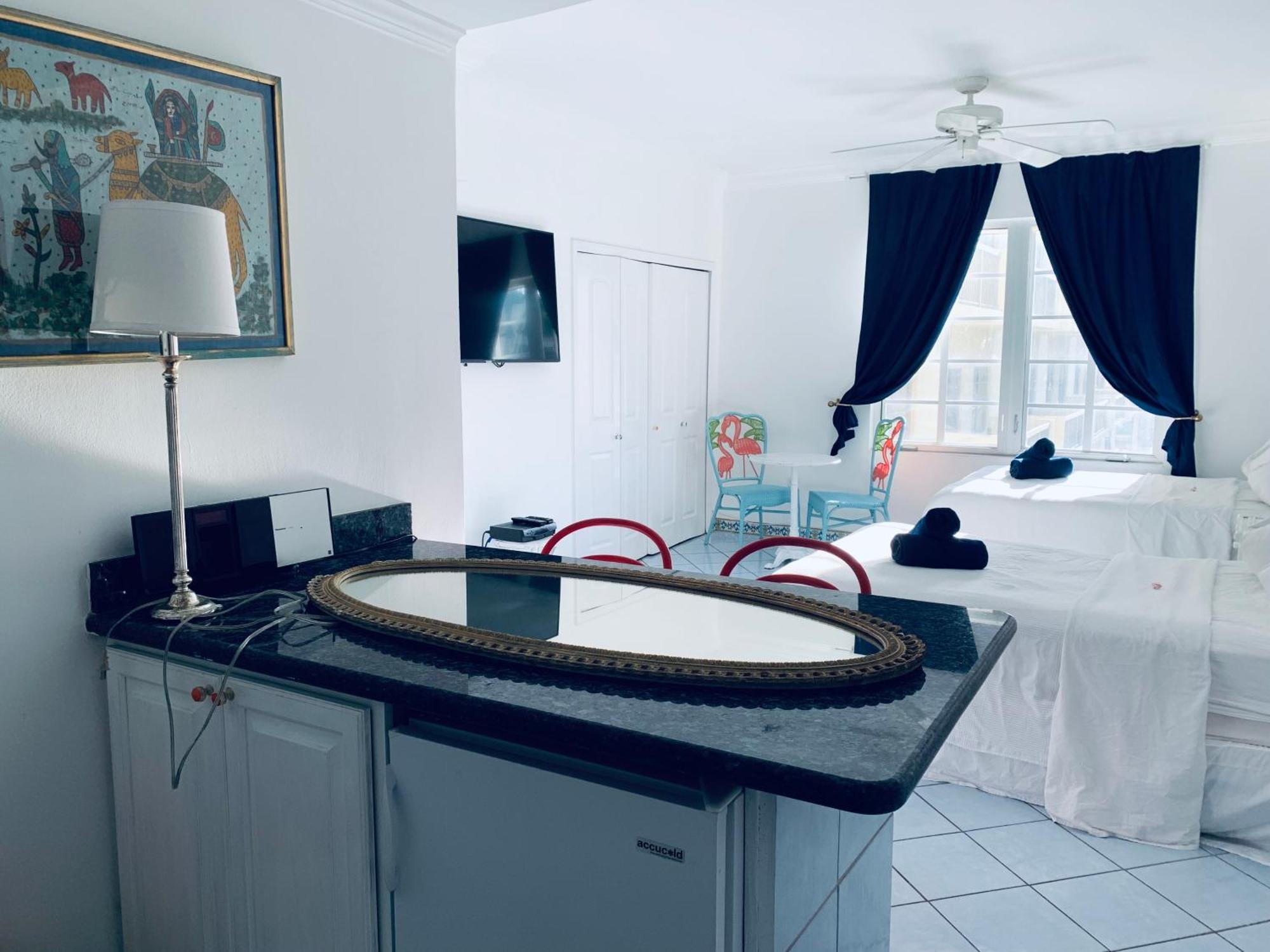 Beachfront Ocean Dr White Paradise Sobe 311