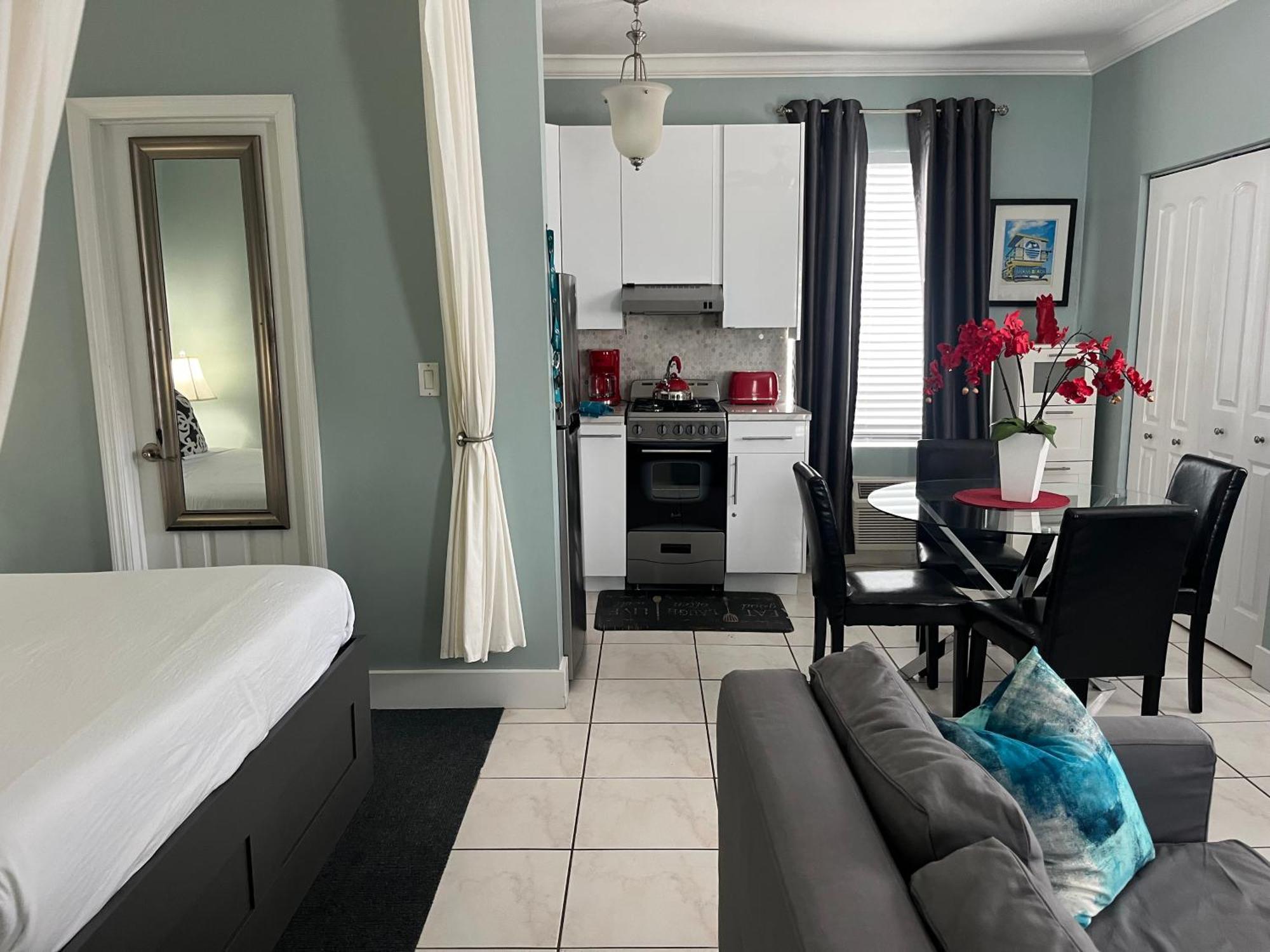 Apartment Ocean Breeze With Parking By The *