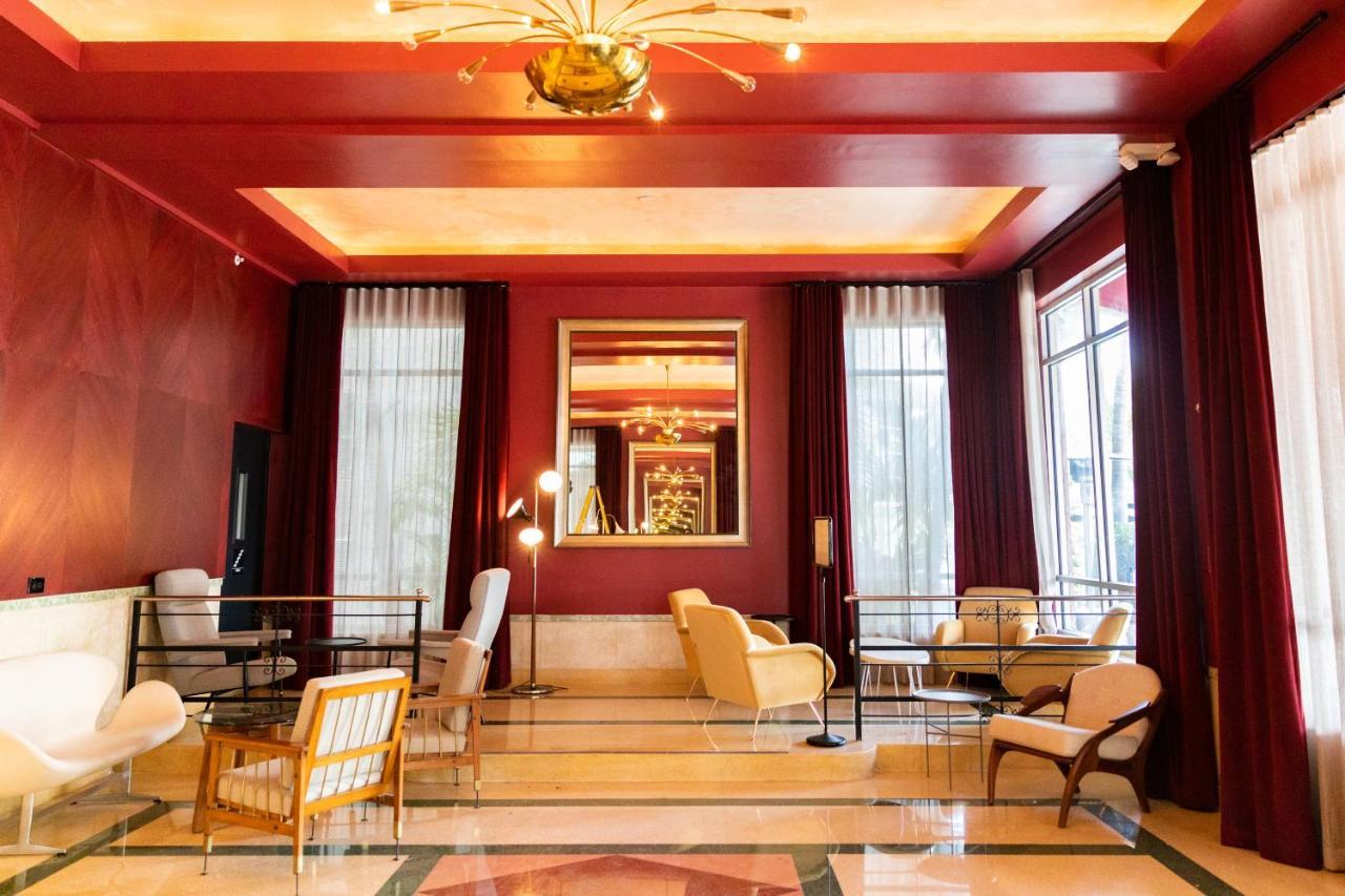 Hotel Crest
