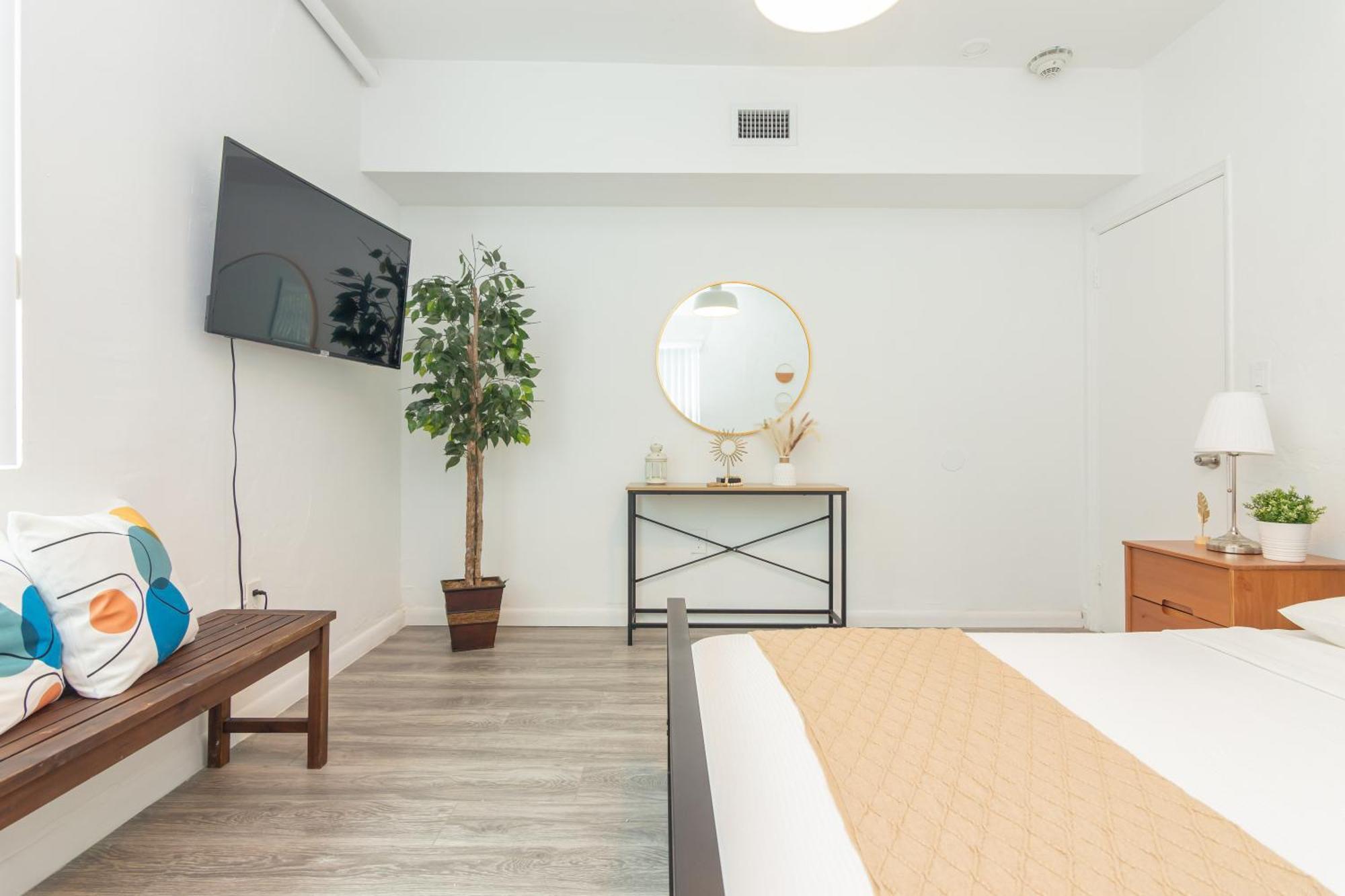 West Deco Aparthotel *