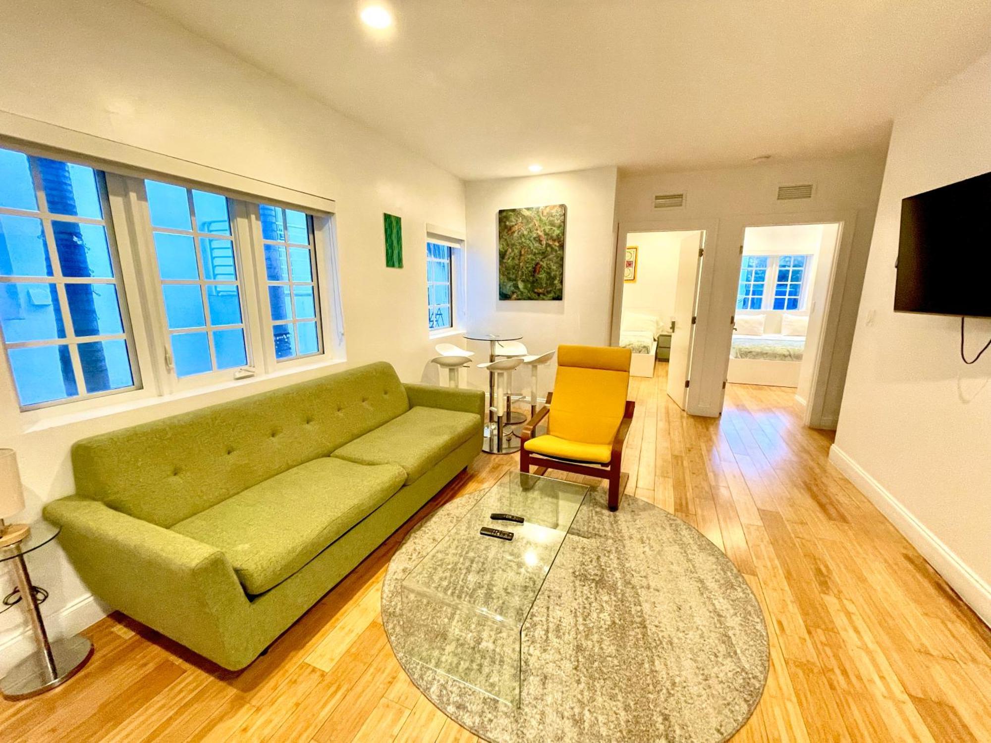 8 Guests Luxurious Elegant South Apartment