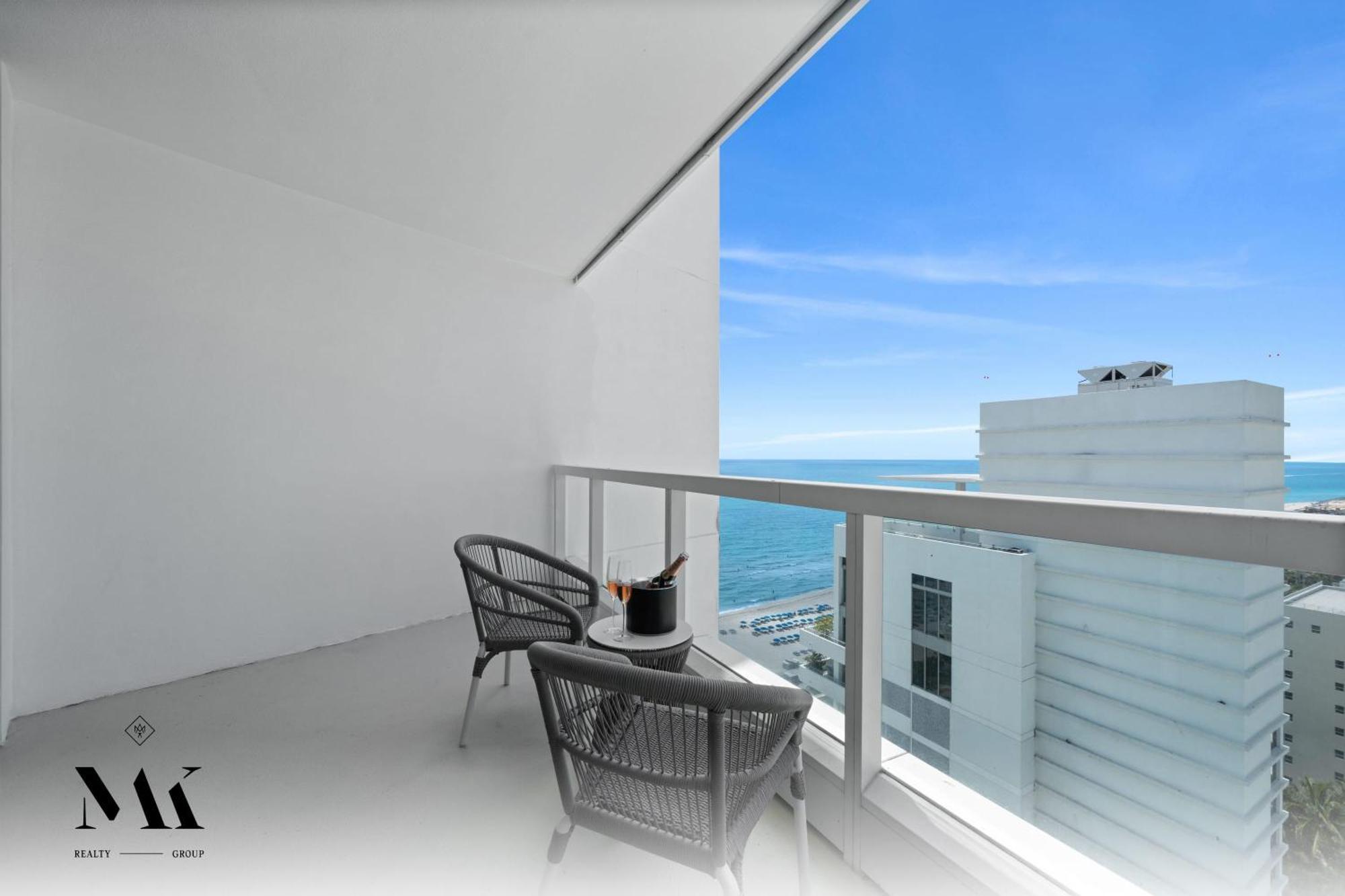 Fontainebleau Balcony W Ocean + Bay View Holiday home Miami Beach