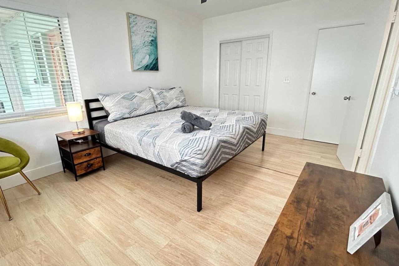 Retro Charm With Modern Comfort Miami Apartment *