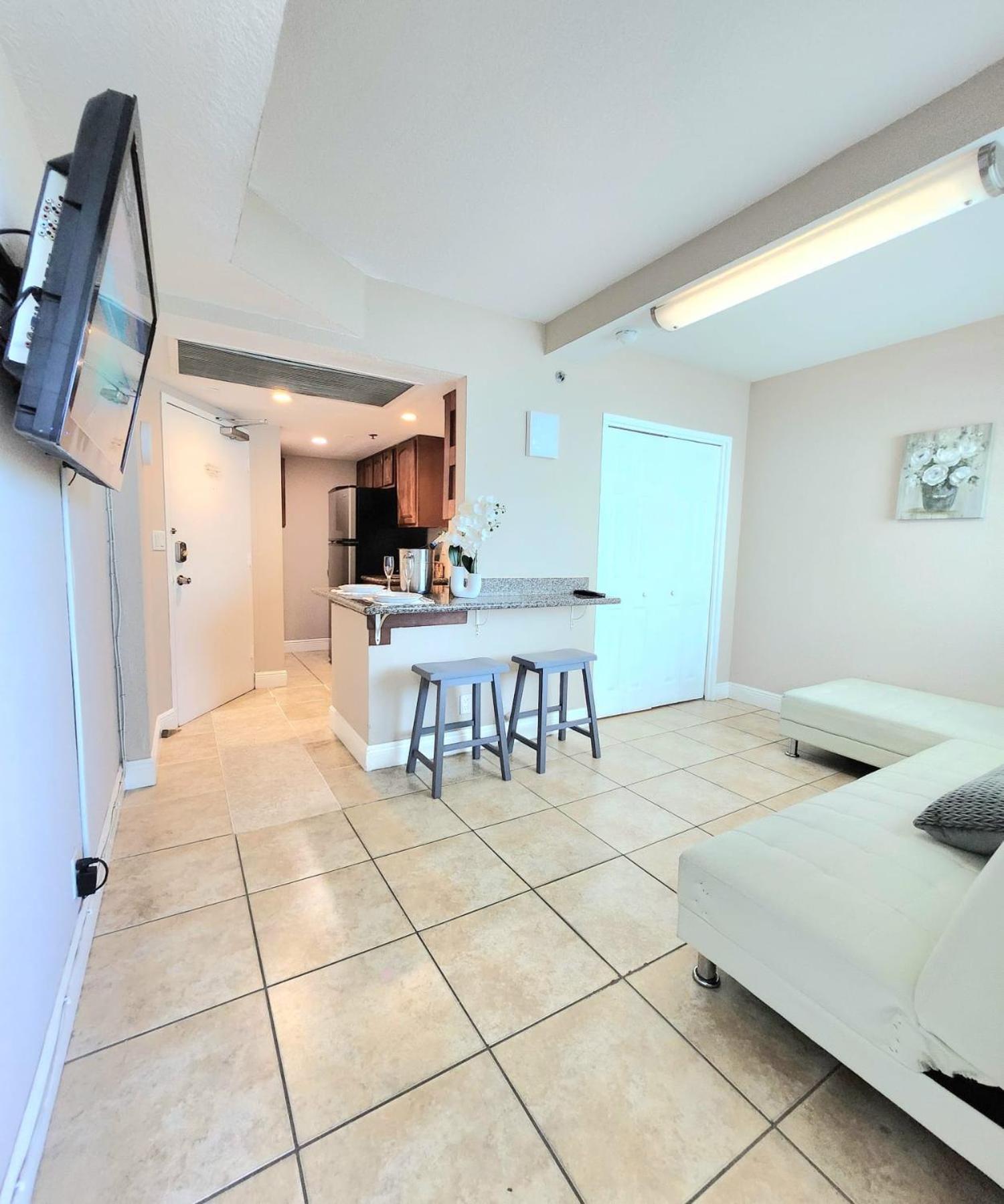 Beachfront Pool Gym Tennis Miami Beach! Apartment *