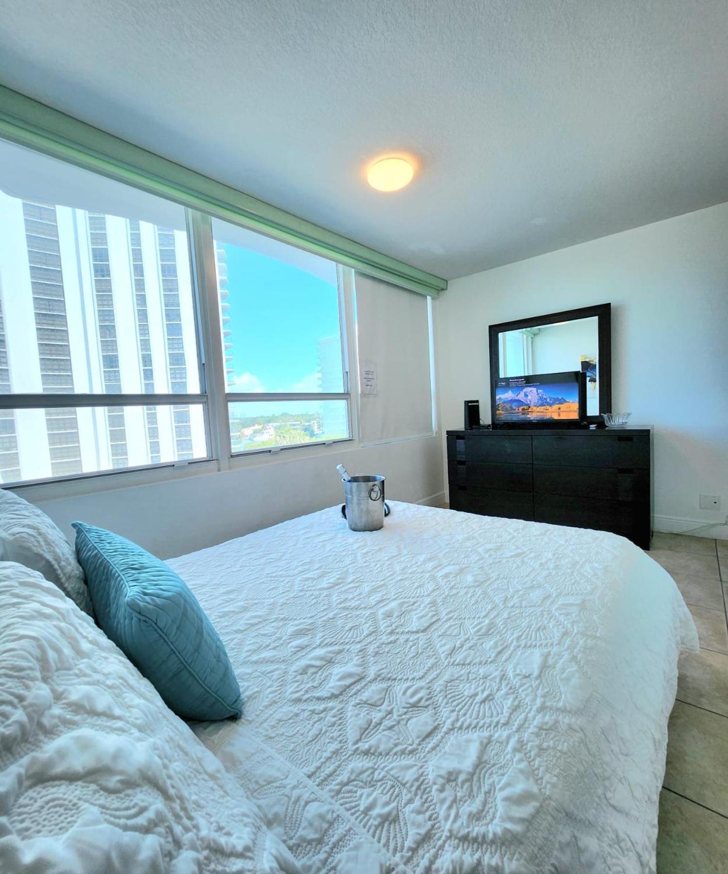 Apartment Beachfront Pool Gym Tennis Miami Beach! Miami Beach