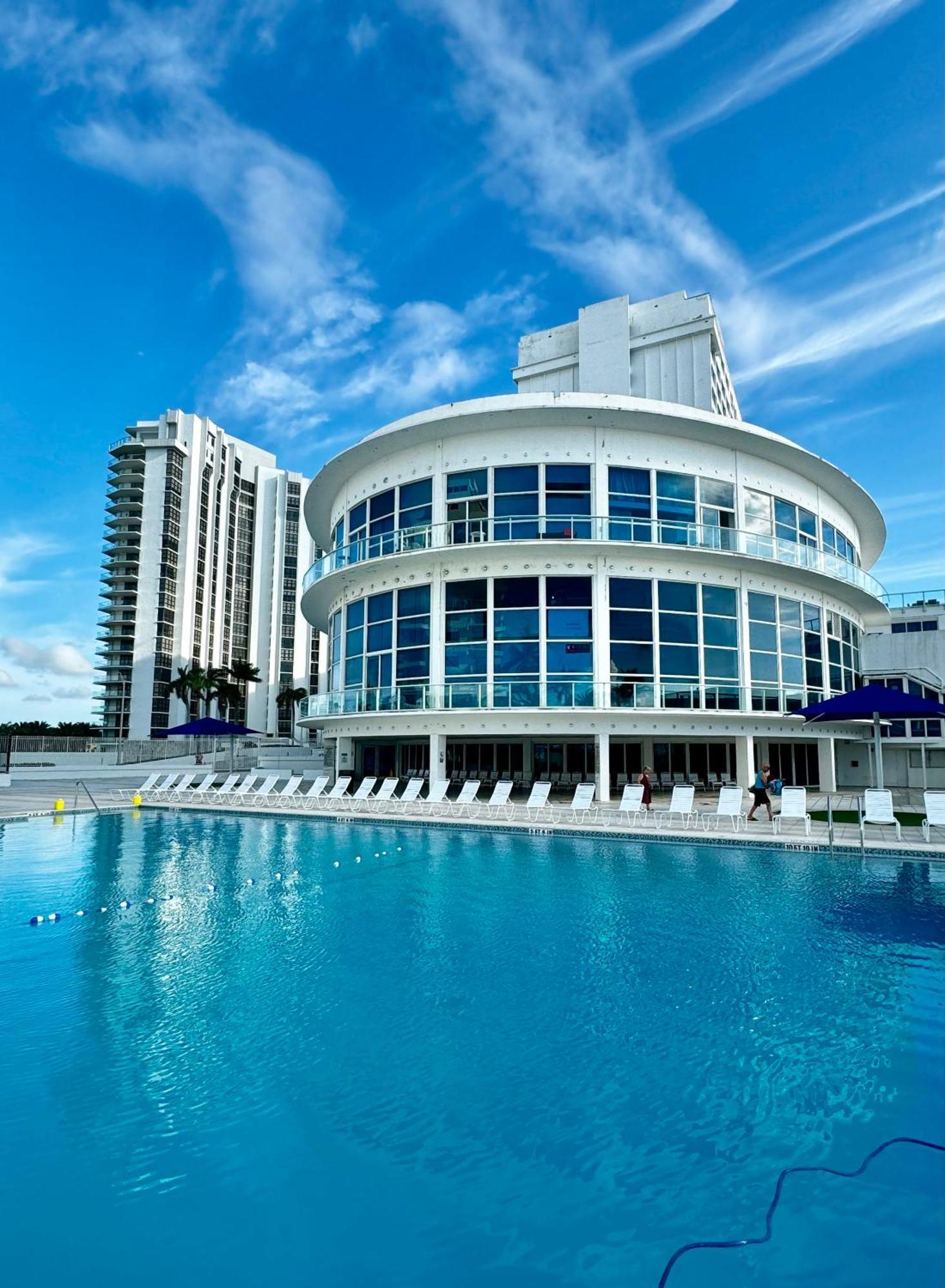 Beachfront Pool Gym Tennis Miami Beach! Apartment *