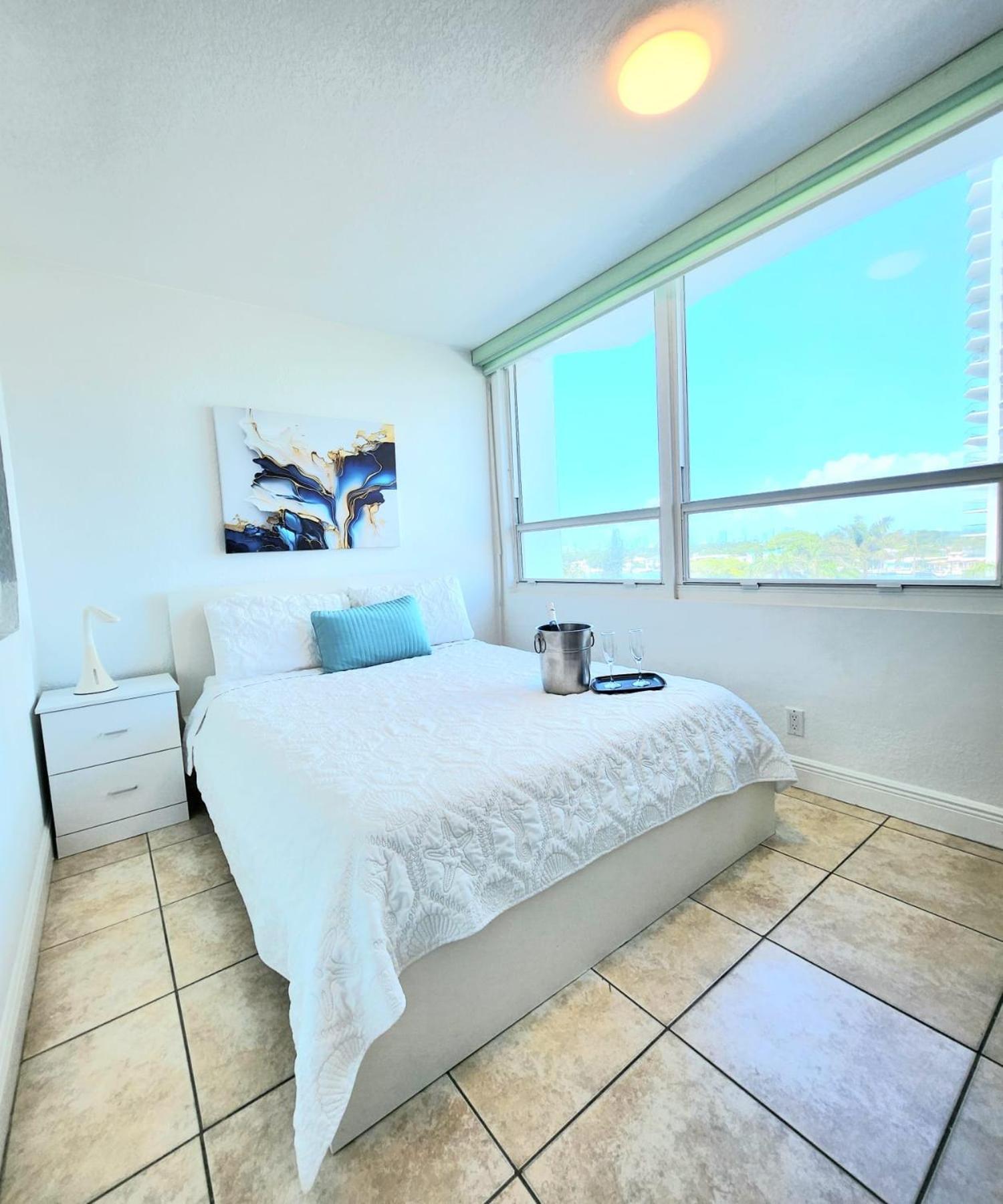 Beachfront Pool Gym Tennis Miami Beach! Apartment Miami Beach