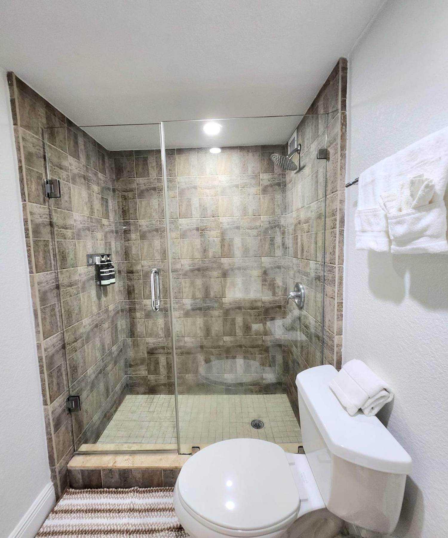 Beachfront Pool Gym Tennis Miami Beach! Apartment
