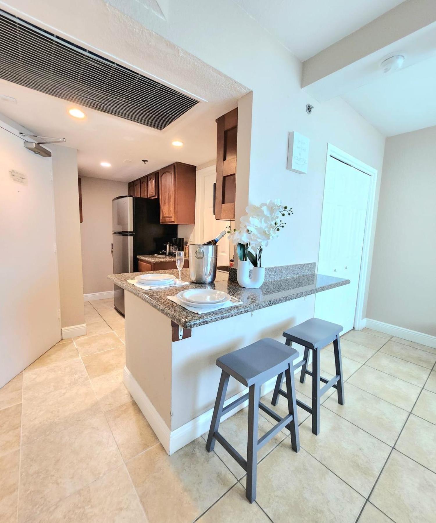 Apartment Beachfront Pool Gym Tennis Miami Beach!