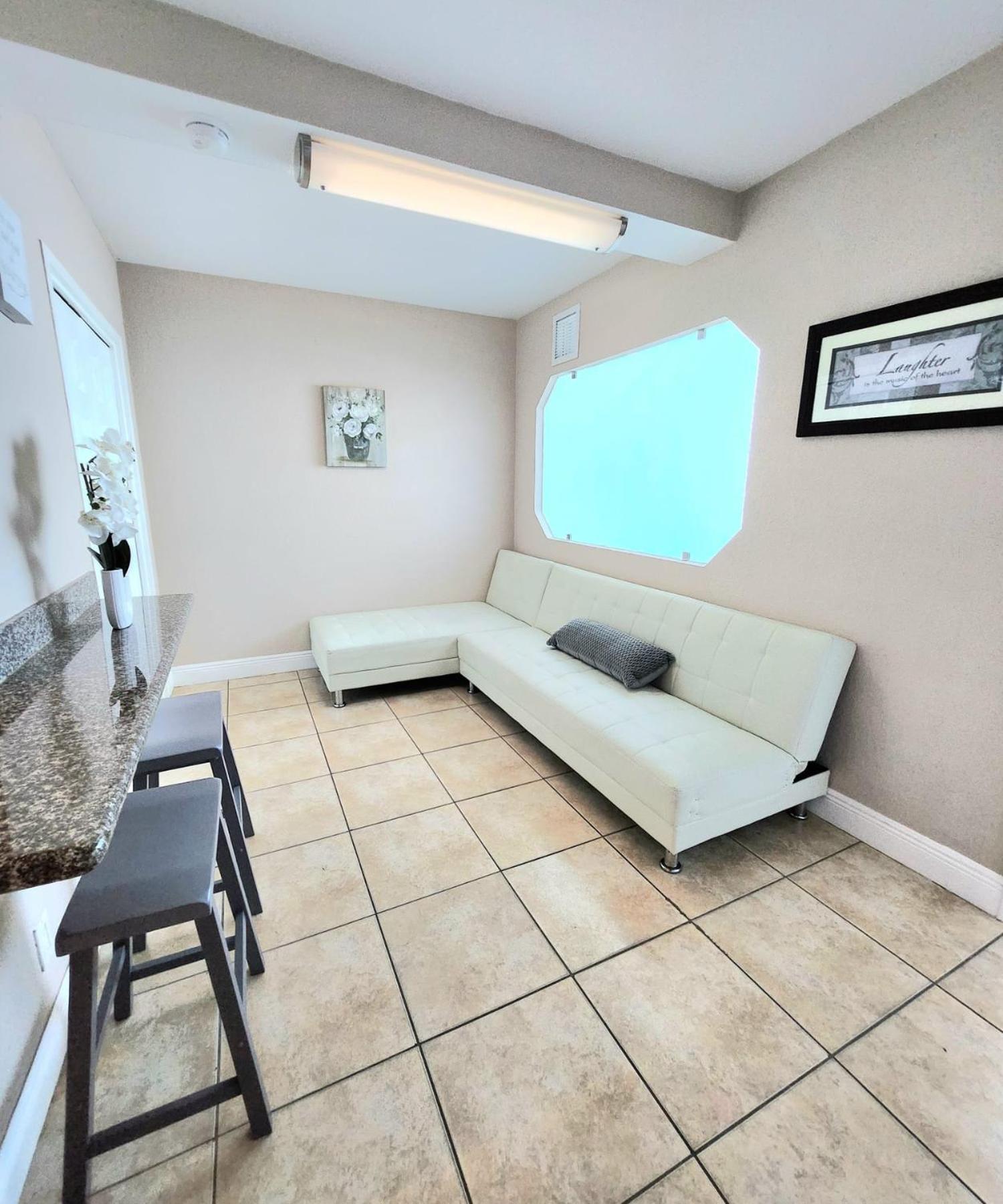 Beachfront Pool Gym Tennis Miami Beach! Apartment