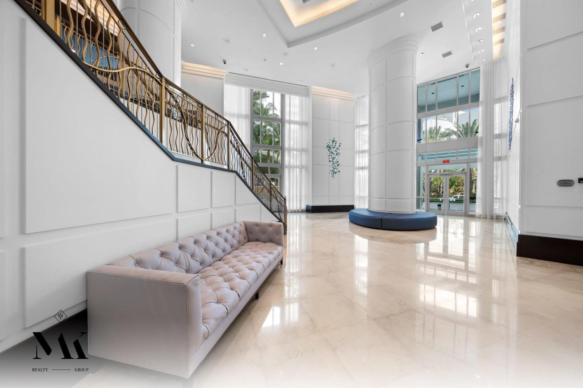 Fontainebleau Balcony W Ocean + Bay View * Miami Beach