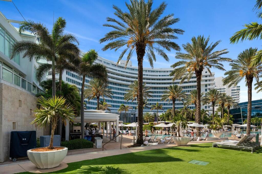Fountainebleau Resort, Balcony With Ocean & Pool View Apartment