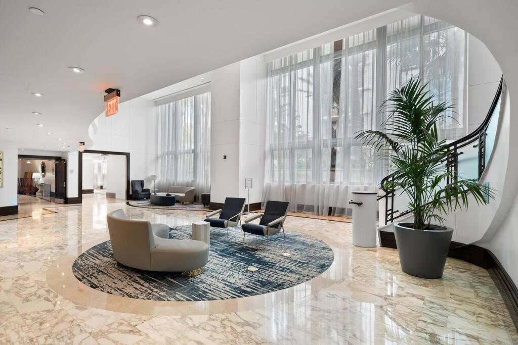 Fountainebleau Resort, Balcony With Ocean & Pool View Apartment *