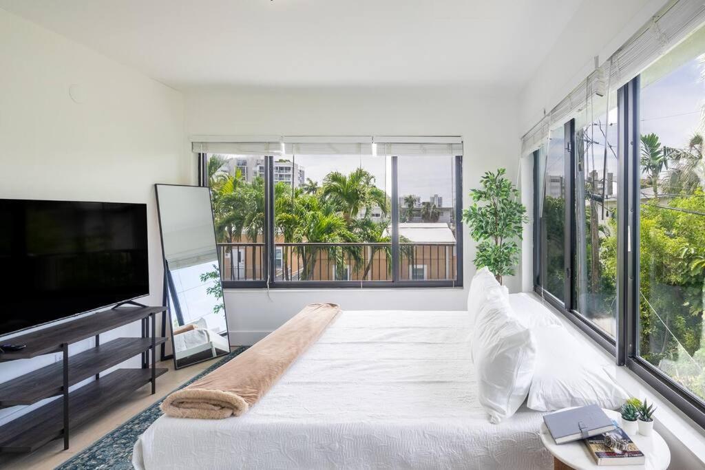 Comfort And Style 2 Bed 1 Bath 2 Min To The Beach! Apartment *