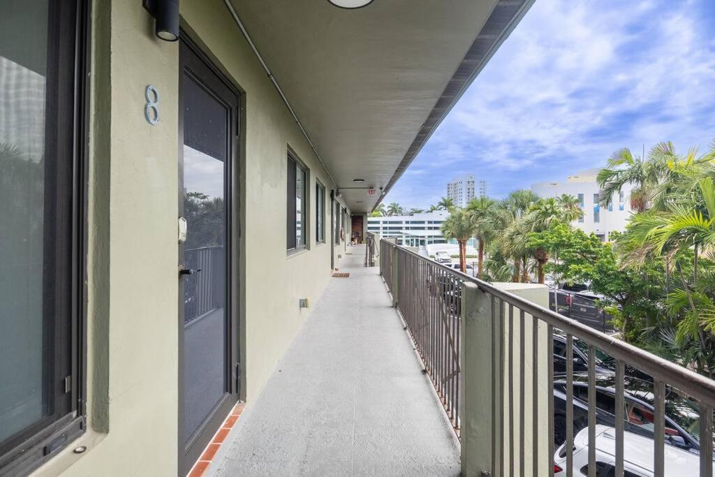 Comfort And Style 2 Bed 1 Bath 2 Min To The Beach! *