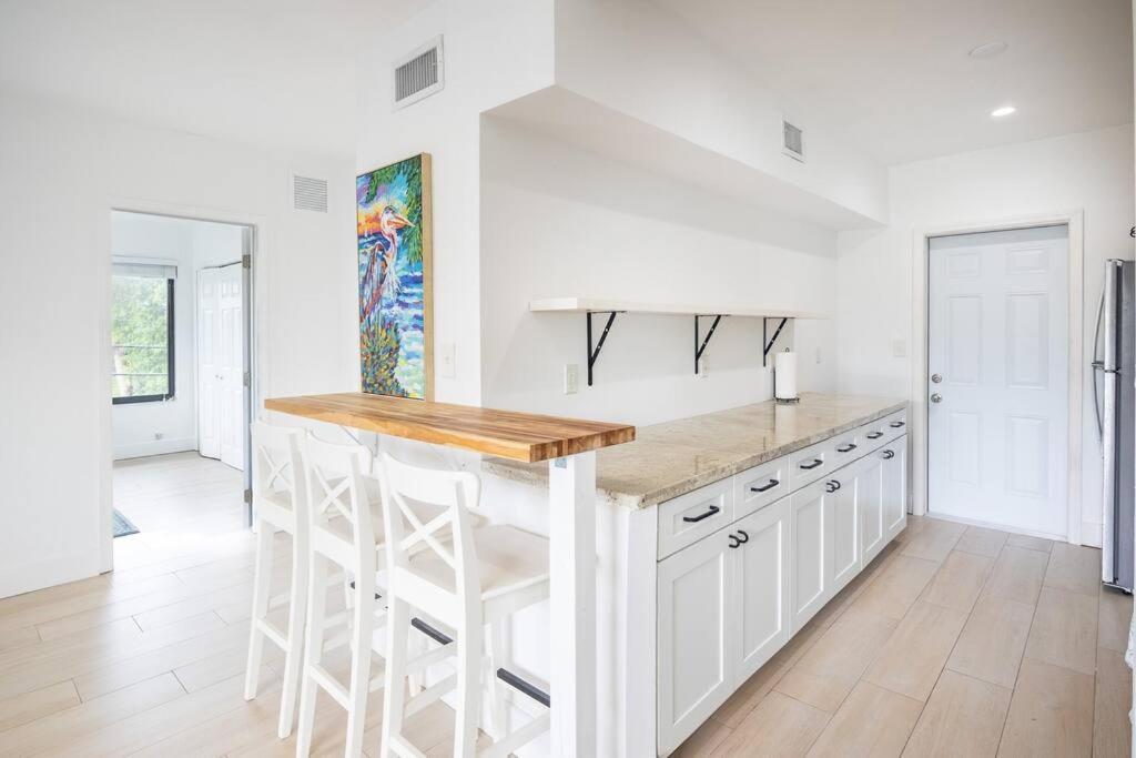 Comfort And Style 2 Bed 1 Bath 2 Min To The Beach!