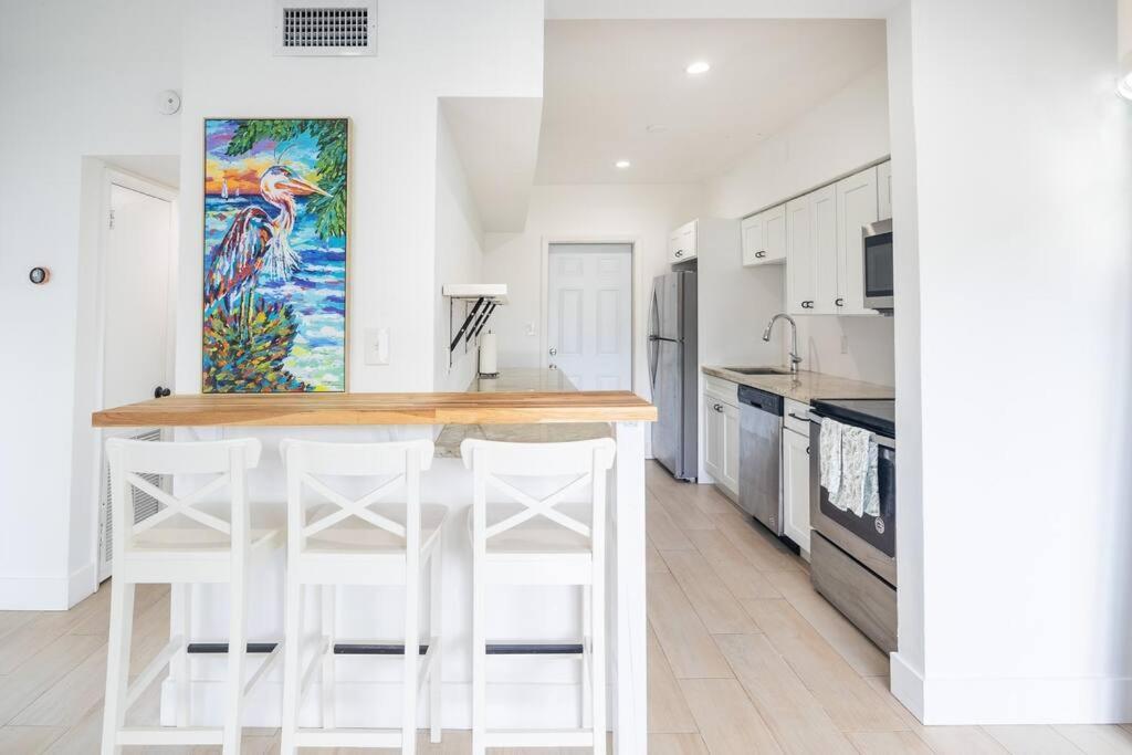 Comfort And Style 2 Bed 1 Bath 2 Min To The Beach! Apartment