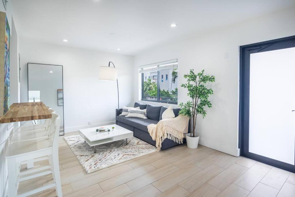 Apartment Comfort And Style 2 Bed 1 Bath 2 Min To The Beach!