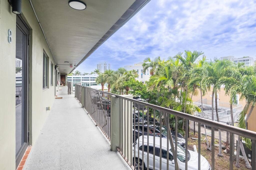 Comfort And Style 2 Bed 1 Bath 2 Min To The Beach! Apartment *