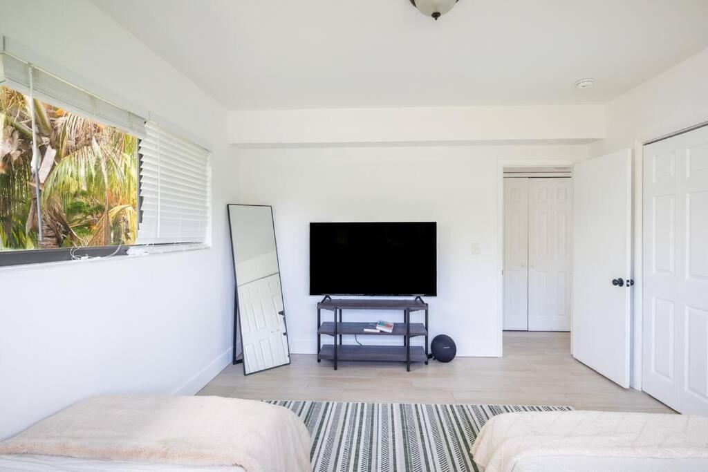 Comfort And Style 2 Bed 1 Bath 2 Min To The Beach! *