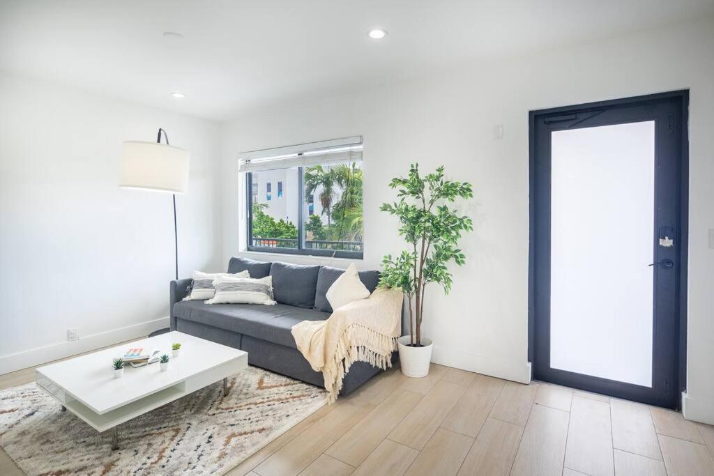 Comfort And Style 2 Bed 1 Bath 2 Min To The Beach! * Miami Beach