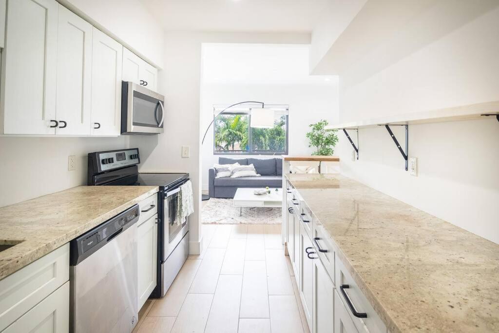 Comfort And Style 2 Bed 1 Bath 2 Min To The Beach!