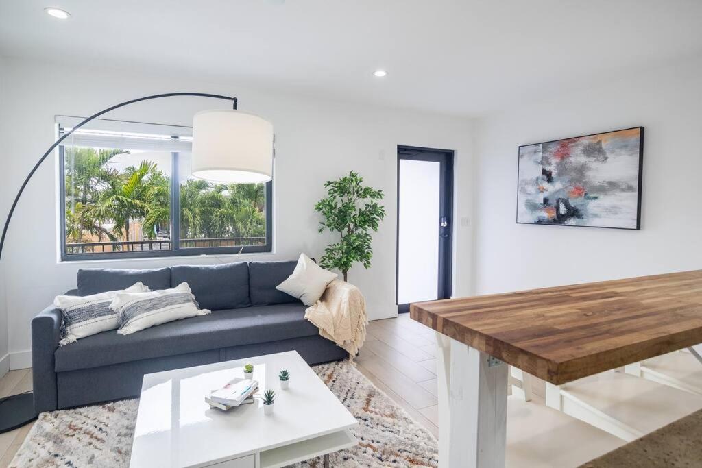 Comfort And Style 2 Bed 1 Bath 2 Min To The Beach! Apartment