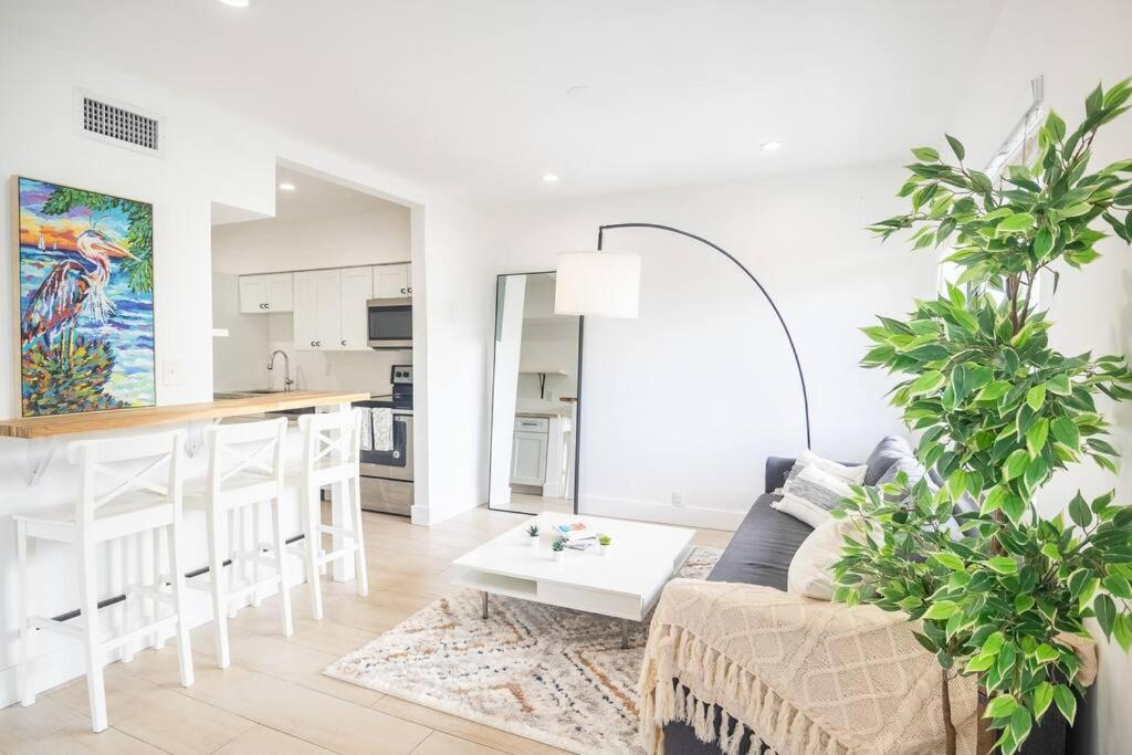 Comfort And Style 2 Bed 1 Bath 2 Min To The Beach! *