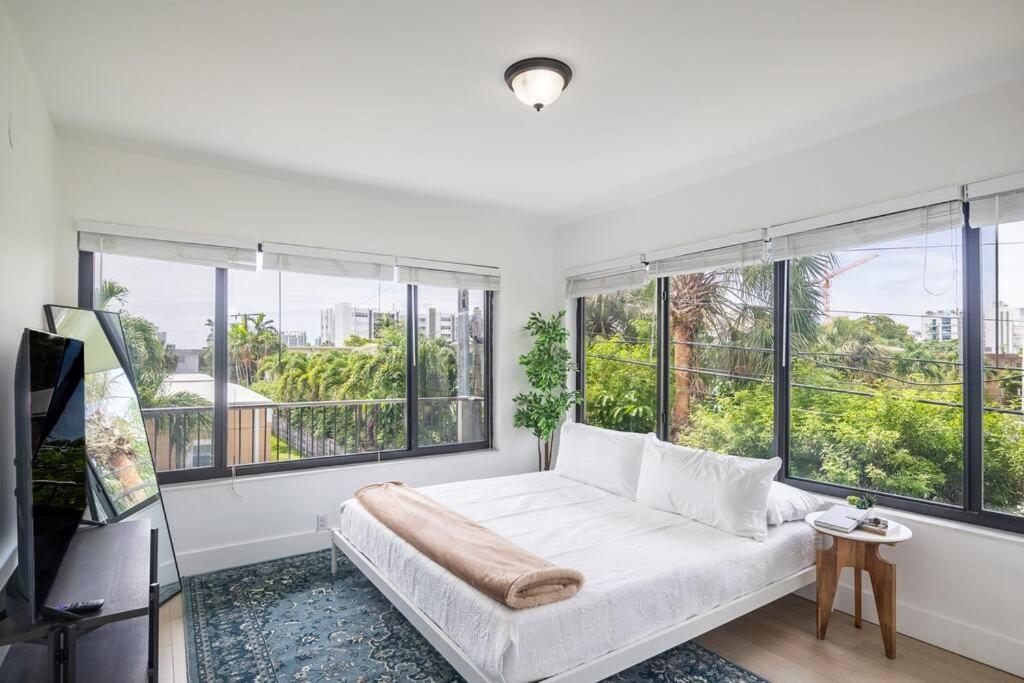 Comfort And Style 2 Bed 1 Bath 2 Min To The Beach! Apartment