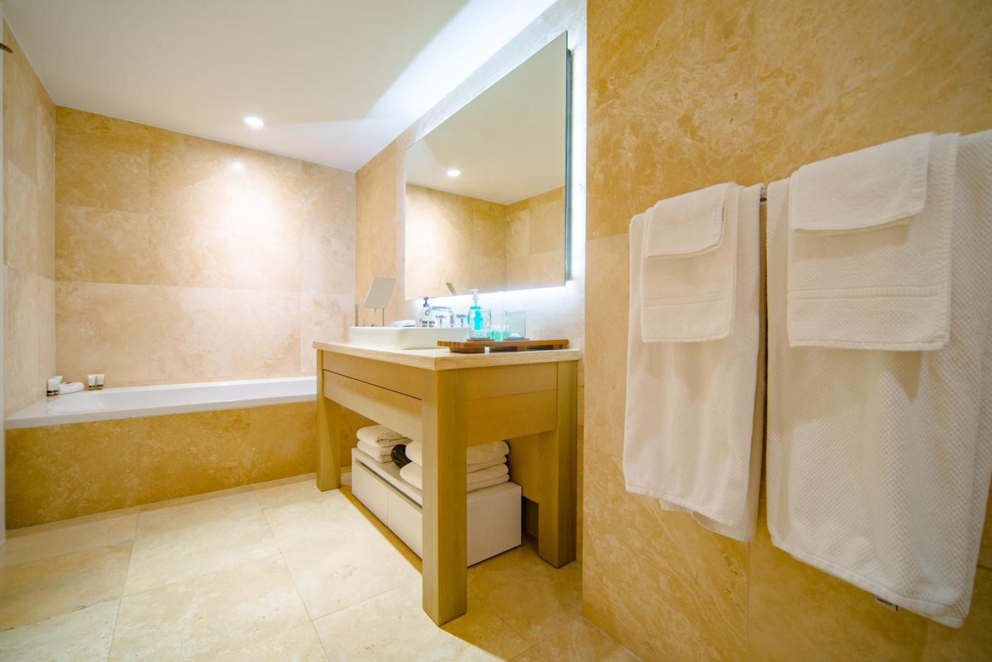 1 1 Bedroom 1 And Half Bathroom Beachfront With Balcony Miami Beach