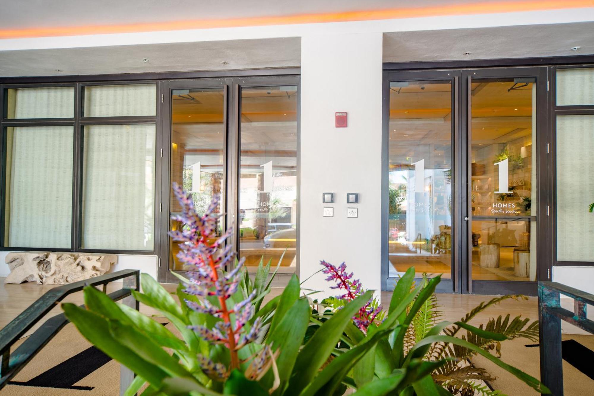 Apartment 1 1 Bedroom 1 And Half Bathroom Beachfront With Balcony Miami Beach