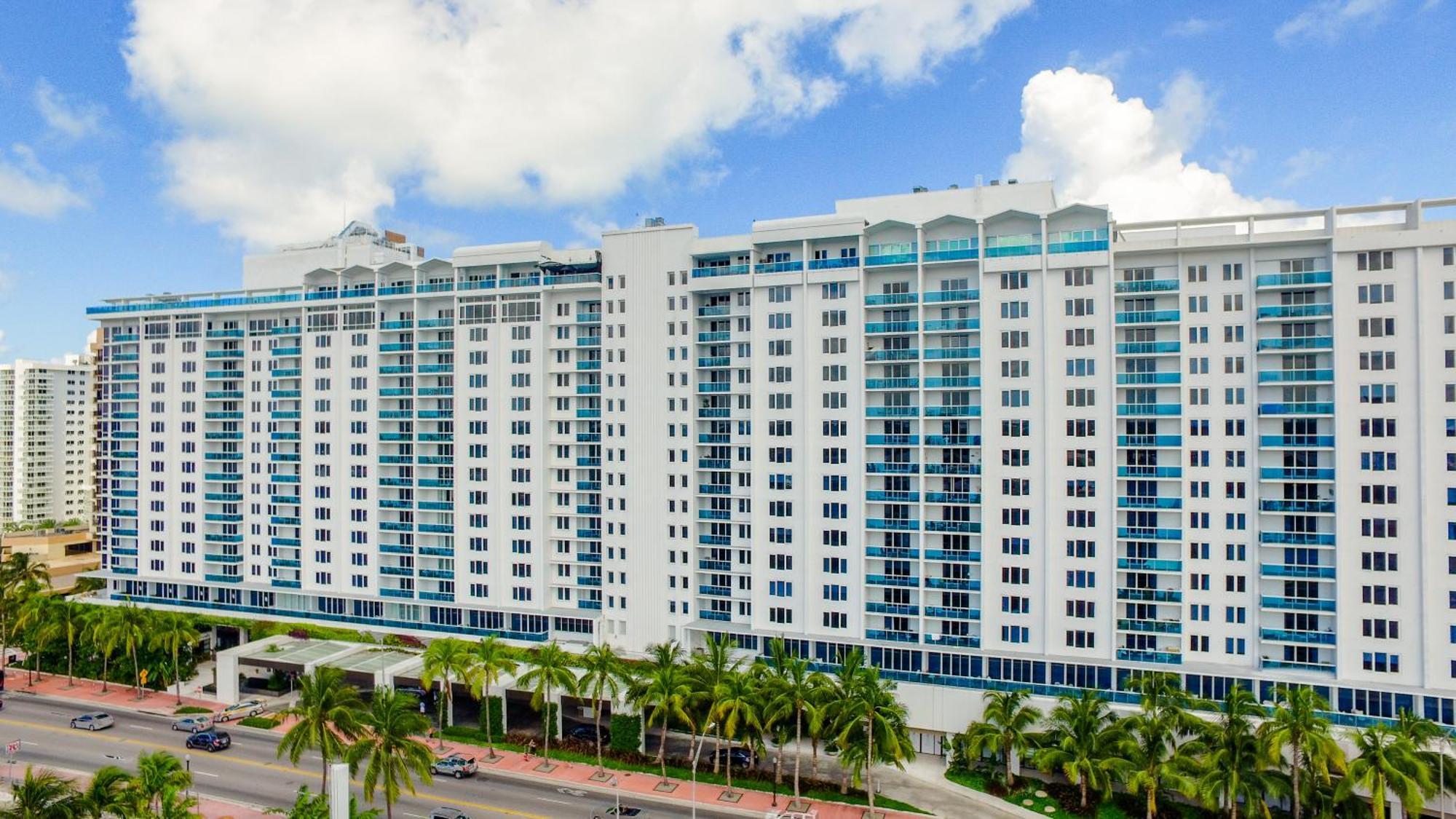 Apartment 1 1 Bedroom 1 And Half Bathroom Beachfront With Balcony *