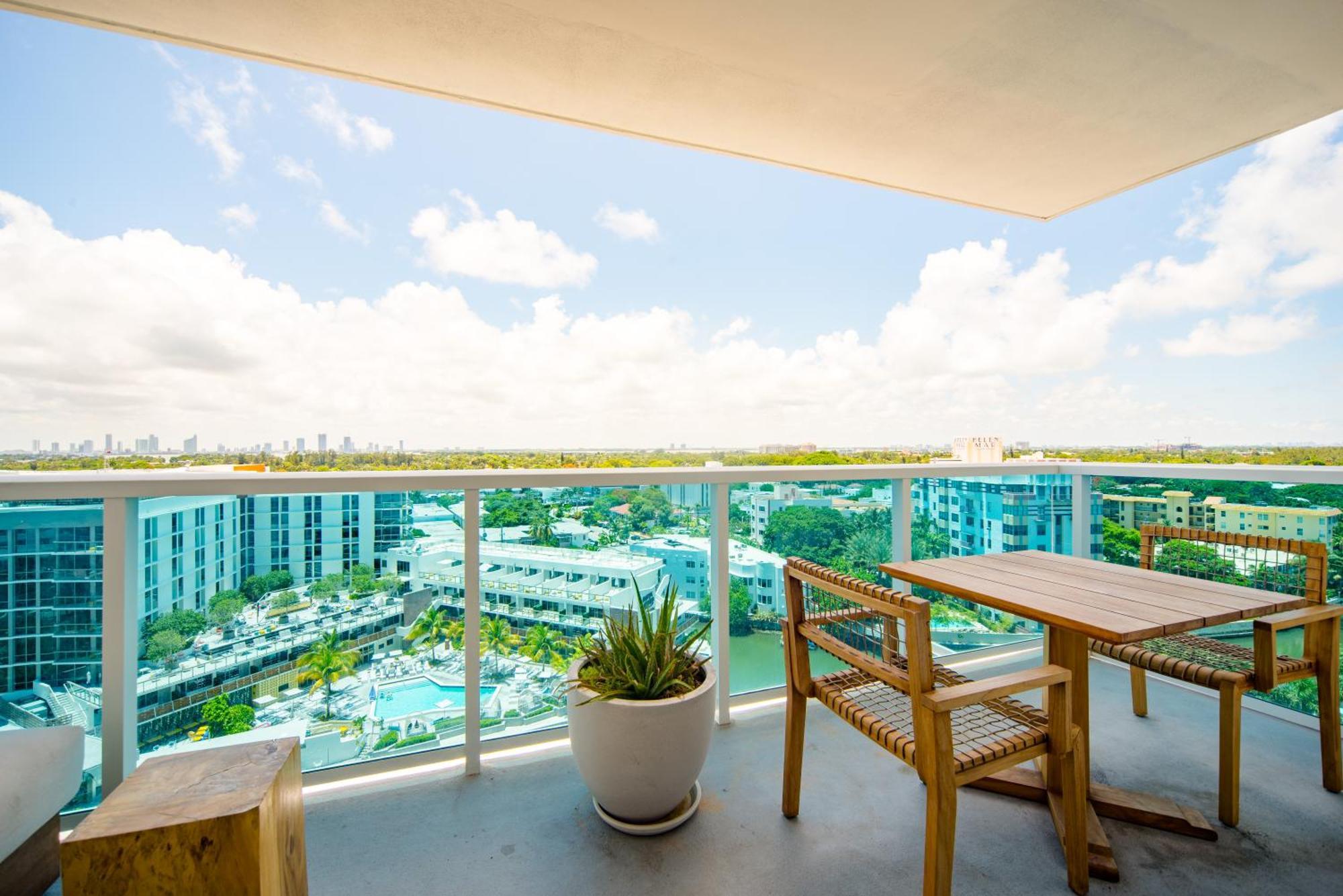 1 1 Bedroom 1 And Half Bathroom Beachfront With Balcony * Miami Beach