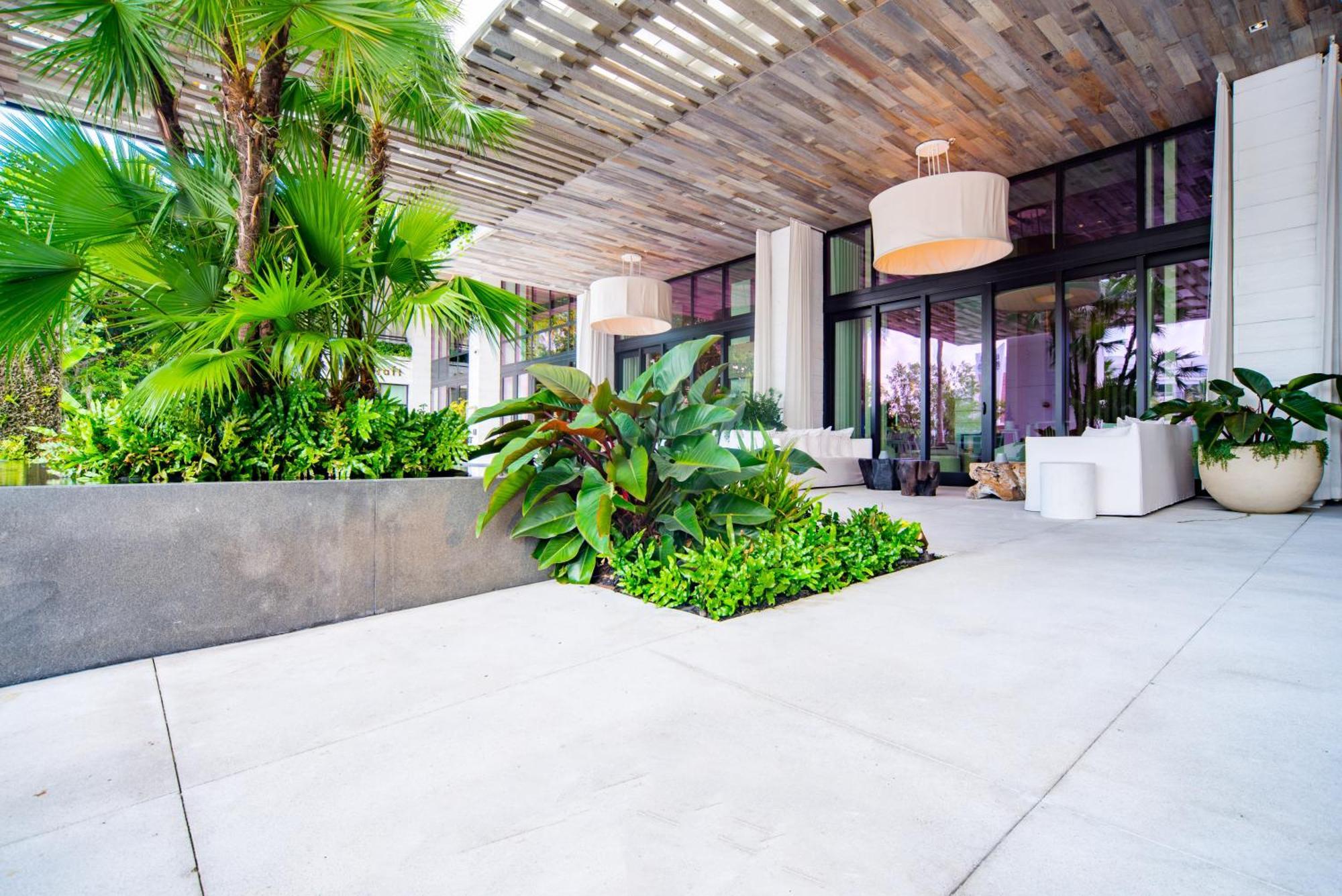 1 1 Bedroom 1 And Half Bathroom Beachfront With Balcony Apartment *