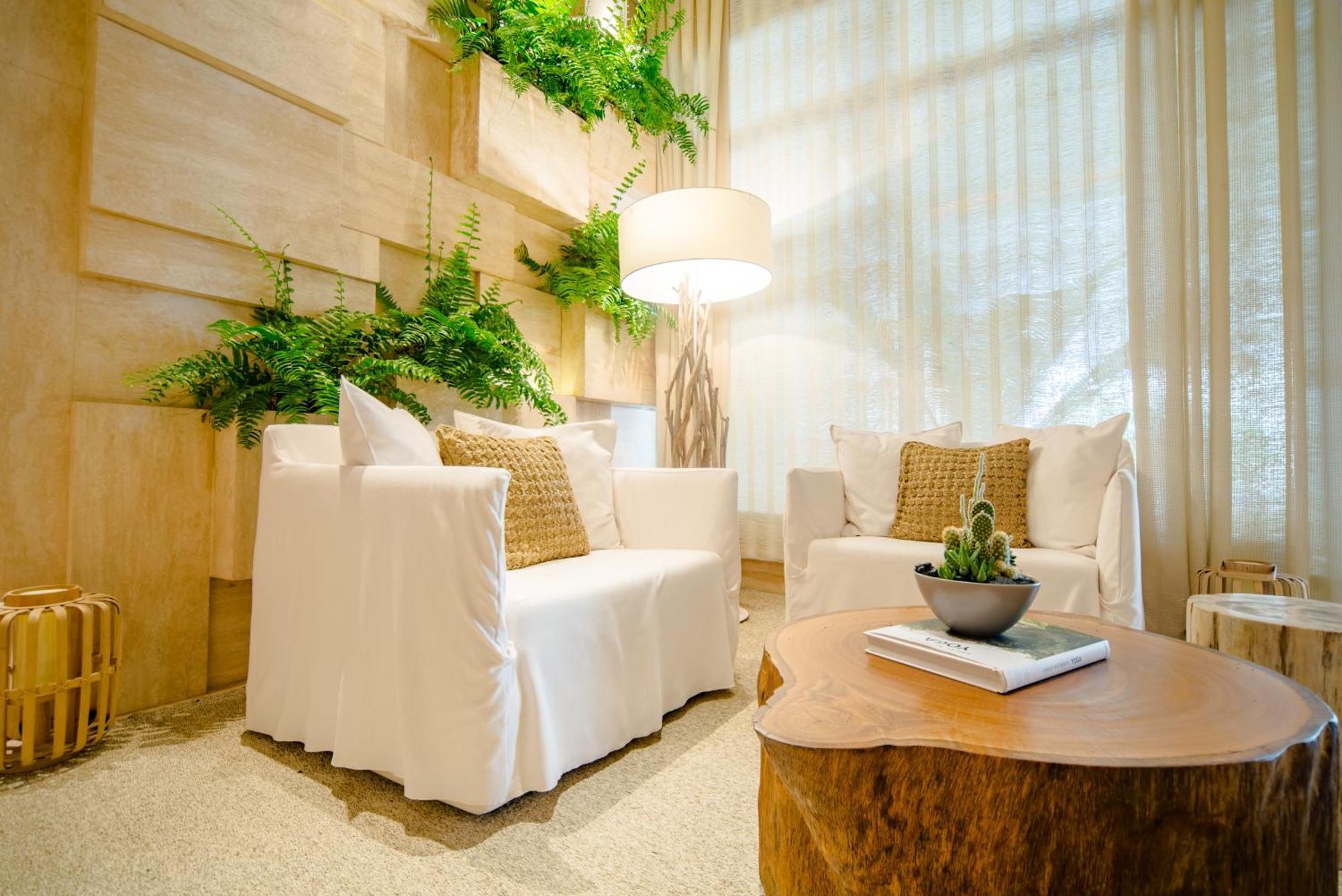1 1 Bedroom 1 And Half Bathroom Beachfront With Balcony Apartment *