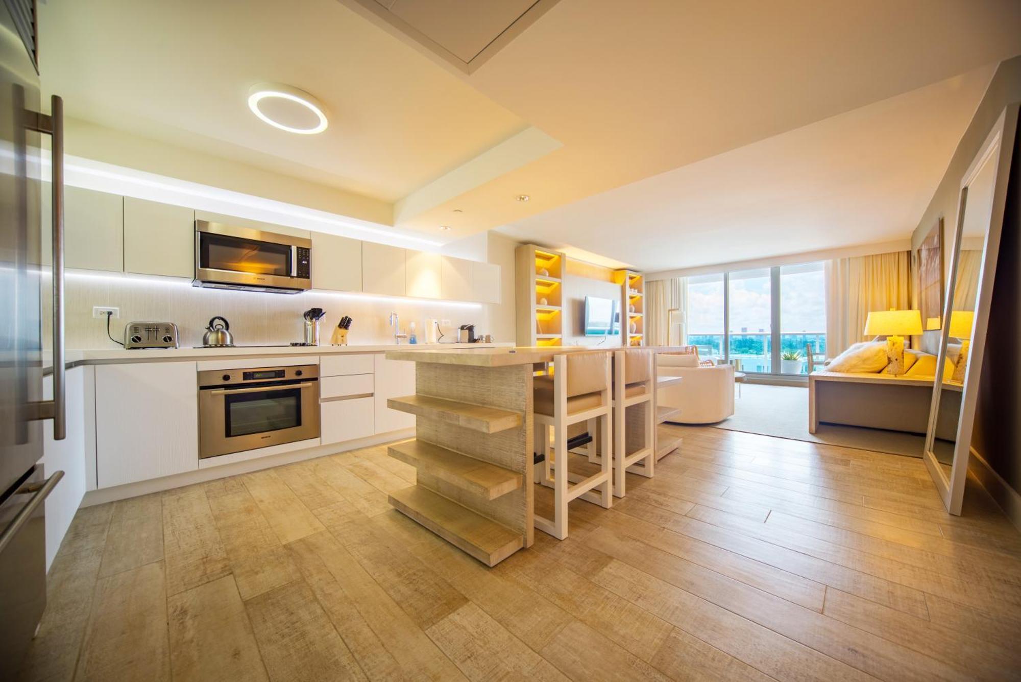 1 1 Bedroom 1 And Half Bathroom Beachfront With Balcony Apartment *