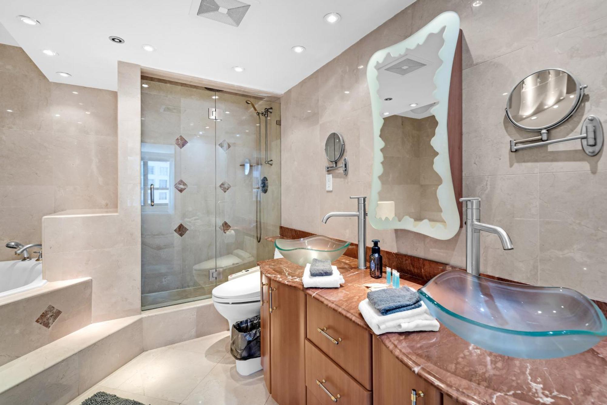 Apartment 2 Bedrooms Unit Oceanfront The Alexander *