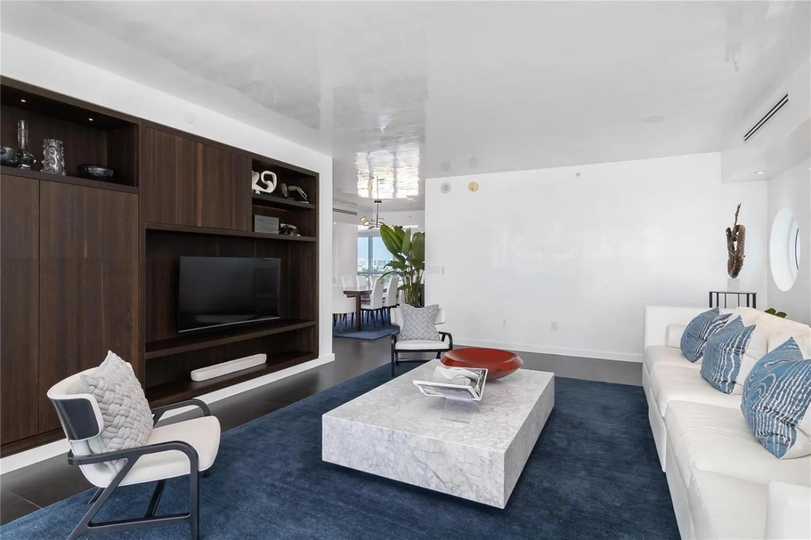 Sleek And Chic Two Bedrooms Apartment *